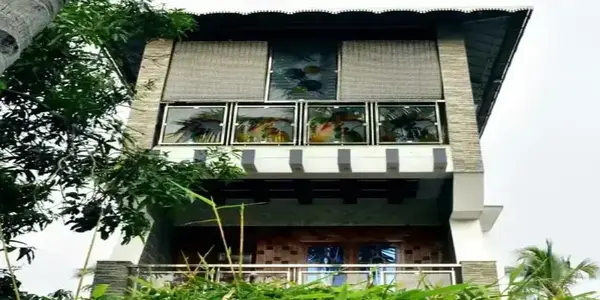 Front view of Mary Land Homestay building showing cozy balcony setup
