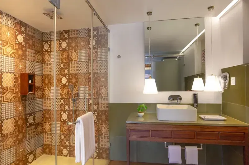 Contemporary ensuite bathroom with a glass shower enclosure at Estuary Island Resort