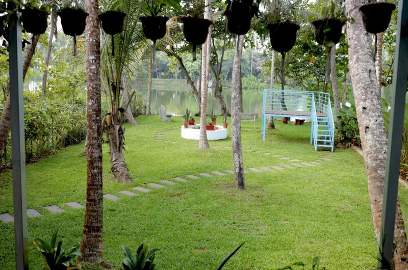 Lush green garden and outdoor lawn area at Sobha Mandiram heritage property in Kovalam