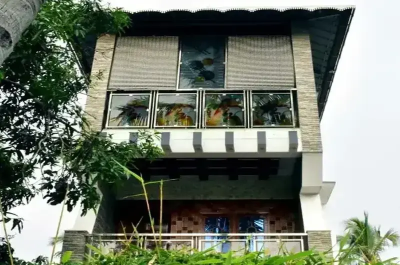 Modern front facade and balcony design of Mary Land Homestay property